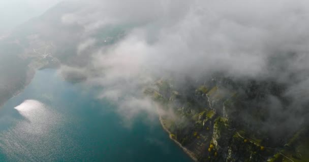 雲の中から青い山と湖Oeschinenseeのトップダウンビュー スイスのアルプス Kandersteg スイス — ストック動画