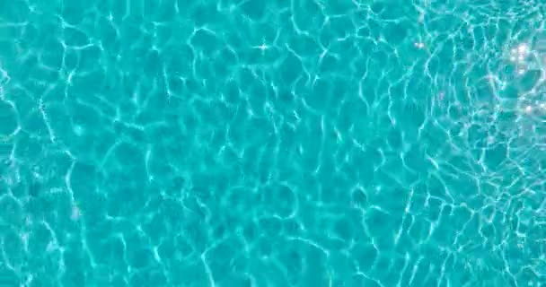 光の反射とスイミングプールで純粋な青い水の表面 空中映像 — ストック動画