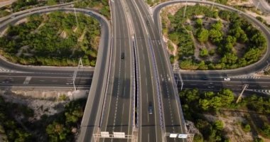 Hareket halindeki arabalarla kavşağın üst tarafı. Yol kavşağı ya da otoyol kavşağı yoğun şehir trafiği yolda hız yapıyor.