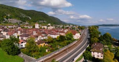 İsviçre 'nin Biel Gölü kıyısındaki La Neuveville kasabasının hava manzarası. Kırmızı çatılı eski binalar