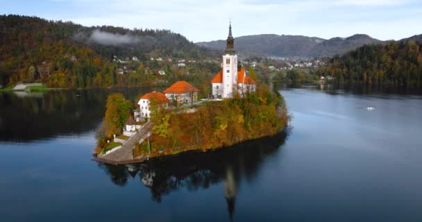 Vista Aérea Del Lago Bled Isla Medio Eslovenia Iglesia Peregrinación — Vídeos de Stock