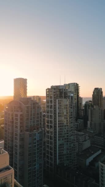 Vídeo Vertical Vista Aérea Los Rascacielos Atardecer Centro Vancouver Columbia — Vídeos de Stock