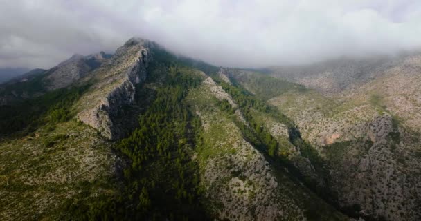 Letecký Pohled Krásnou Skalnatou Horskou Krajinu Létě Zataženo Španělsko — Stock video