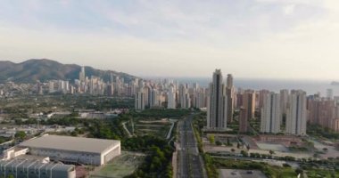 İspanya 'nın Alicante ilindeki Benidorm kentinin gökdelenleri kasvetli bir günde görülüyor..