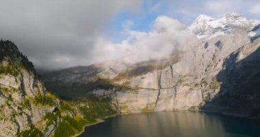 Bir sonbahar günü Bluemlisalp dağıyla Oeschinensee Gölü 'nün hava manzarası. İsviçre Alpleri, Kandersteg. İsviçre.
