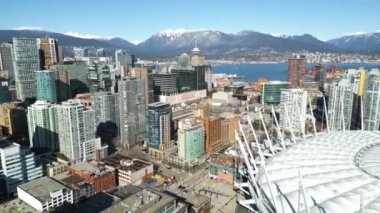 Şehir merkezindeki gökdelenlerin hava görüntüsü. Vancouver, British Columbia, Kanada - 23 Şubat 2023