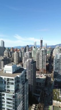 Dikey video. Vancouver, British Columbia, Kanada 'daki gökdelenlerin hava görüntüsü.