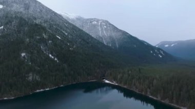 Chilliwack Gölü 'nün ve kışın dağların havadan manzarası. Vancouver 'ın doğusunda, British Columbia, Kanada