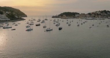 Mayorka, İspanya. Mallorca Majorca adasındaki Port de Soller tatil köyünün havadan görünüşü, tekneler, yatlar, Akdeniz 'in berrak suları - Balear Adaları' nın yukarıdan manzarası, Avrupa.