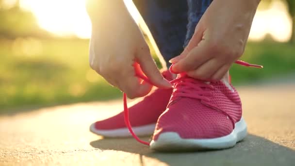 Vrouw Veters Strikken Tijdens Het Joggen Lopen Bij Zonsondergang Close — Stockvideo