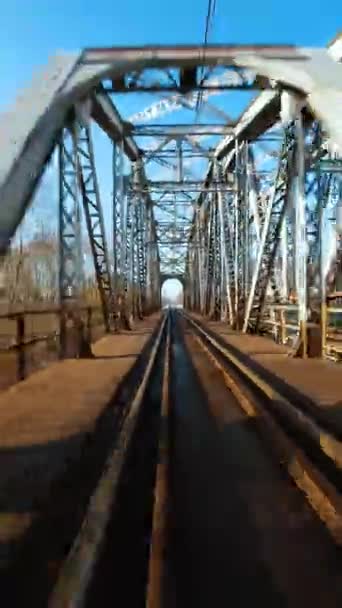 Вертикальное Видео Быстрый Перелет Через Железнодорожный Мост Снято Fpv Drone — стоковое видео