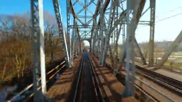 Demiryolu Köprüsünden Hızlı Uçuş Fpv Drone Çekiliyor — Stok video