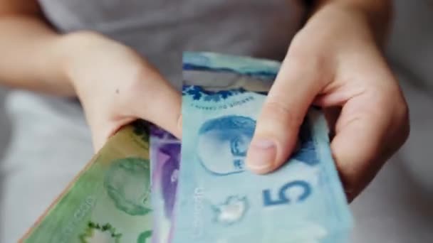 Manos Femeninas Contando Billetes Dólar Canadiense Primer Plano Concepto Inversión — Vídeo de stock