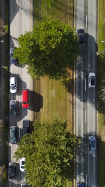 Dikey Video Şehir Trafiğinin Alt Görüntüsü Arabalar Yolda Sıkıca Sürüyorlar — Stok video
