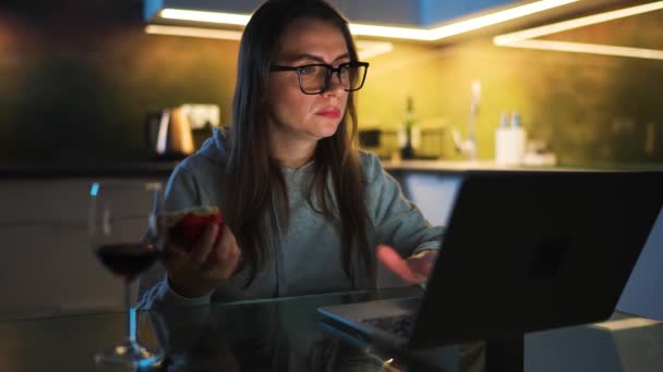 Woman Glasses Sitting Kitchen Working Laptop Night Eating Apple Concept — Video Stock