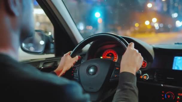 Mann Fährt Auto Durch Die Straßen Der Stadt Nacht Blendung — Stockvideo