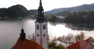 Bled Gölü 'nün ve ortasındaki Slovenya adasının havadan görünüşü. Mary 'nin Göldeki Hacı Kilisesi Bled.