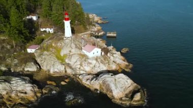 Atkinson Deniz Feneri 'nin tarihi manzarası ve gündüz çevresindeki doğa, West Vancouver, British Columbia, Kanada.