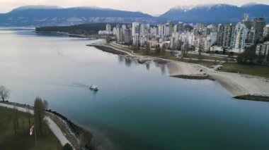 Vancouver ve False Creek 'in merkezindeki çarpıcı hava manzarası. British Columbia, Kanada. 