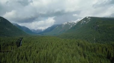 Bulutlu bir günde Kanada dağlarının hava manzarası. Vancouver yakınlarında çekilmiş, British Columbia, Kanada. Doğa Arkaplanı.