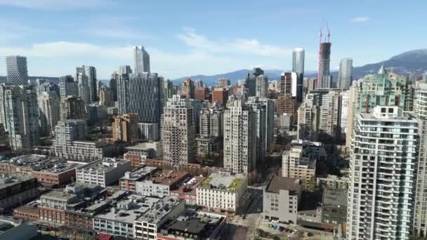 カナダのブリティッシュコロンビア州バンクーバーのダウンタウンの高層ビルの空中ビュー 通常と異なる速度で撮影し — ストック動画