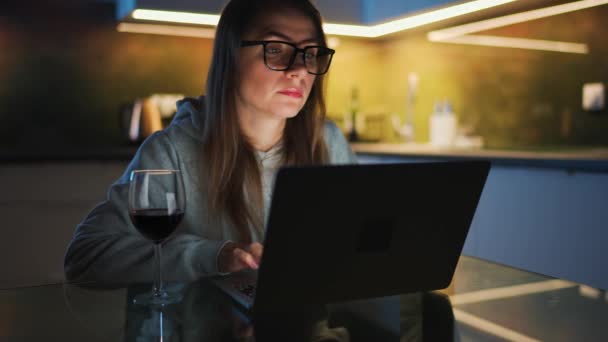 Woman Glasses Sitting Kitchen Working Laptop Night Texting Someone Glass — 비디오
