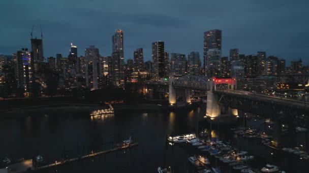 夜のバンクーバーのダウンタウン グランヴィル橋 偽クリークの素晴らしい空中ビュー カナダのブリティッシュコロンビア州 — ストック動画