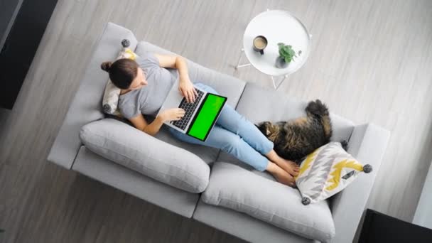 Overhead Tiro Mulher Usando Laptop Com Tela Verde Mock Deitado — Vídeo de Stock