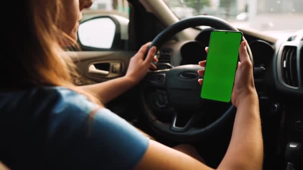 Řidička Používající Autě Smartphone Chromakey Smartphone Zelenou Obrazovkou Autonavigace Závislost — Stock video
