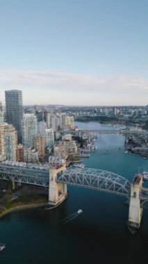 Dikey video. Vancouver, Granville Köprüsü ve False Creek 'in merkezindeki çarpıcı hava manzarası. British Columbia, Kanada.