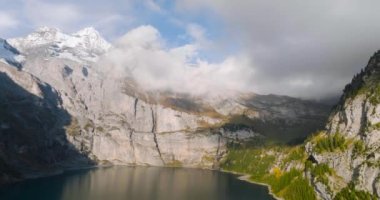 Bir sonbahar günü Bluemlisalp dağıyla Oeschinensee Gölü 'nün hava manzarası. İsviçre Alpleri, Kandersteg. İsviçre.