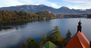 Bled Gölü 'nün ve ortasındaki Slovenya adasının havadan görünüşü. Mary 'nin Göldeki Hacı Kilisesi Bled.