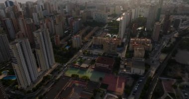 İspanya 'nın Alicante ilinin turistik kenti Benidorm' un gökdelenleri gün batımında görülecek. Arka planda deniz kıyısı