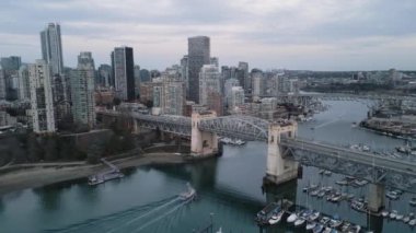 Vancouver, Granville Köprüsü ve False Creek 'in merkezindeki çarpıcı hava manzarası. British Columbia, Kanada.