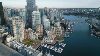 Vancouver, Granville Köprüsü ve False Creek 'in merkezindeki çarpıcı hava manzarası. British Columbia, Kanada.