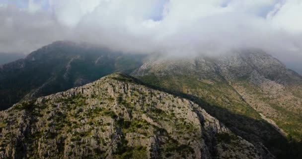 Luchtfoto Van Het Prachtige Rotsachtige Berglandschap Zomer Bewolkte Lucht Spanje — Stockvideo