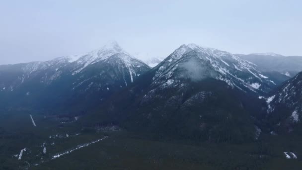 Widok Lotu Ptaka Zimowe Skaliste Góry Podczas Opadów Śniegu Chilliwack — Wideo stockowe