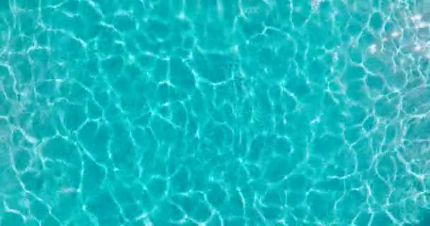 Oberfläche Aus Reinem Blauem Wasser Schwimmbad Mit Lichtreflexionen Zeitlupe Luftaufnahmen — Stockvideo