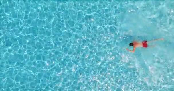 Veduta Aerea Uomo Pantaloncini Rossi Che Nuota Piscina Rallentatore Stile — Video Stock