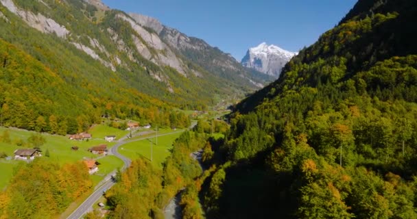 스위스의 라우터 브룬넨 계곡에 스위스의 아름다운 스위스 관광지인 융프라우 지역에 — 비디오