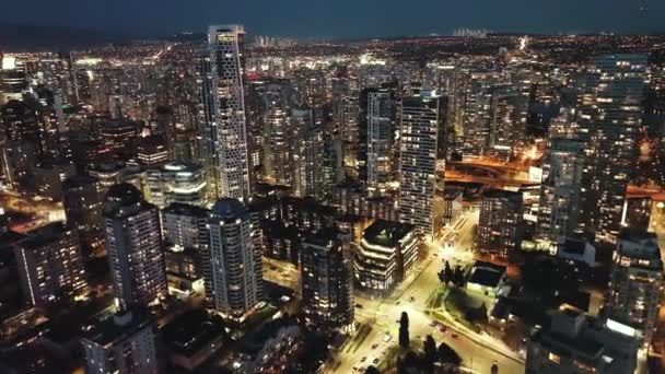 夜にはライトアップされた高層ビルの空中風景 カナダ ブリティッシュコロンビア州バンクーバーのダウンタウン — ストック動画