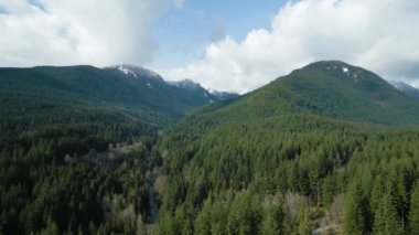 Bulutlu bir günde Kanada dağlarının hava manzarası. Vancouver yakınlarında çekilmiş, British Columbia, Kanada. Doğa Arkaplanı.