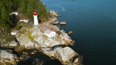 Atkinson Deniz Feneri 'nin tarihi manzarası ve gündüz çevresindeki doğa, West Vancouver, British Columbia, Kanada.