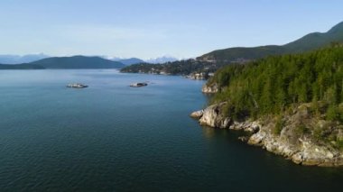Deniz feneri parkındaki kıyı şeridinin hava görüntüsü Batı Vancouver, British Columbia, Kanada. 