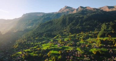 İsviçre 'nin güzel doğası ve köyünün havadan görünüşü, ünlü İsviçre turizm merkezi..
