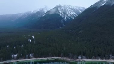 Chilliwack Gölü 'nün ve kışın dağların havadan manzarası. Vancouver 'ın doğusunda, British Columbia, Kanada