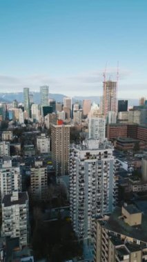 Dikey video. Vancouver, British Columbia, Kanada 'daki gökdelenlerin hava görüntüsü.