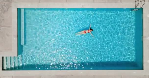 Pohled Shora Dolů Ženu Červených Plavkách Ležící Zádech Bazénu Relaxační — Stock video