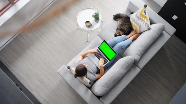 Zdjęcie Kobiety Korzystającej Laptopa Zielonym Ekranem Leżącej Kanapie Domu Puszystym — Wideo stockowe