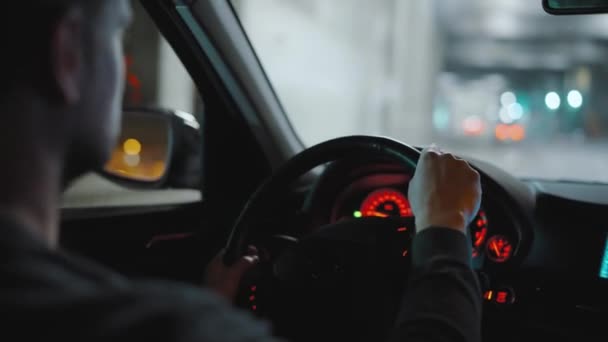 Mannen Som Kör Bil Genom Gatorna Nattstaden Titta Genom Fönstret — Stockvideo